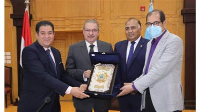 جامعة الأزهر تكرم رئيس قطاع الدراسات الصيدلية بالمجلس الأعلى للجامعات