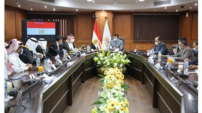 وزير الرياضة يبحث مع رئيس اتحاد الهجن وشيوخ القبائل العربية سبل الارتقاء باللعبة