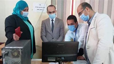 نائب محافظ سوهاج يتفقد سير العمل بمراكز خدمة المواطنين بحي غرب