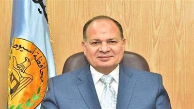 محافظ أسيوط يكلف بسرعة الانتهاء من أعمال الصرف الصحي بطريق موشا/ شطب تمهيدا لرصفه