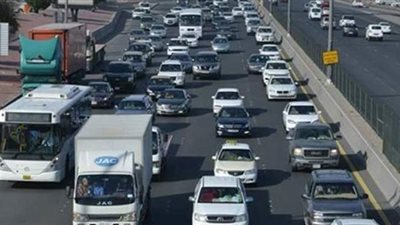 كثافات مرورية وغرق بعض السيارات إثر كسر ماسورة مياه  بـ الأوتوستراد | صور