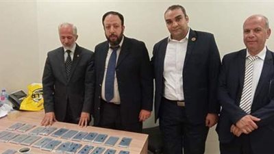 إحباط محاولة  تهريب 31 iPhone  أسفل بنطلون راكب بمطار القاهرة | صور