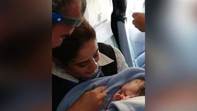 مصر للطيران تهدي مولودة على طائرتها تذكرة سفر مدى الحياة