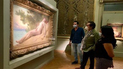 فاروق حسني يزور معرض 