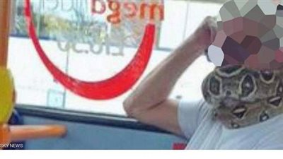 صدمة لركاب حافلة في مانشستر..  راكب يستبدل الكمامة بـ