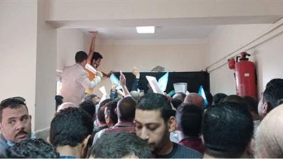 اشتباكات بين مرشحي النواب بأسيوط لأسبقية الحصول على الأرقام الأولى بالكشوف | صور