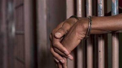 تجديد حبس شاب وعشيقته ألقيا طفلًا حديث الولادة أسفل سيارة بالمعصرة