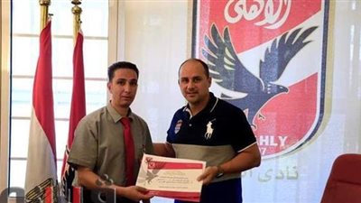 الأهلي يُكرم موظفا لأمانته وإعادته مبلغًا ماليًا كبيرًا فقد من أحد الأعضاء