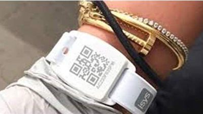 إلزام القادمين إلى أبو ظبي بارتداء أساور طبية لرصد كوفيد-19