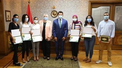 وزير الرباضة يكرم أعضاء مبادرة مساعدة المتضررين من انفجار بيروت