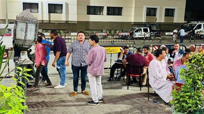 مرشحو النواب يقضون ليلتهم على المقاهي أمام محكمة بنها انتظارًا لفتح باب التقديم | صور