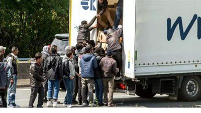 عرب وأتراك كانوا مكدسين فوق بعض.. النمسا تعثر على شاحنة تقل 40 مهاجرًا غير شرعيين | صور