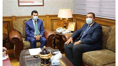 وزير الشباب والرياضة يلتقي سفير مصر في تونس لبحث التعاون المشترك