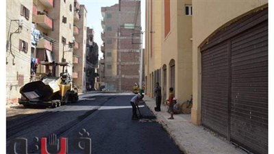 بدء أعمال الرصف فى طريق مدينة العمال بالمنيا