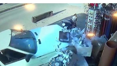 لحظة نجاة طفلين من موت محقق بعد اقتحام سيارة لمحل تجاري | فيديو