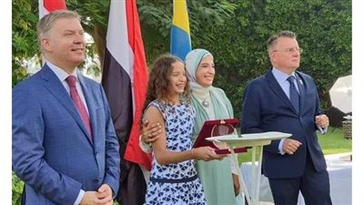 السفيران السويدي والكندي يكرمان لاعبة الأهلي هنا جودة