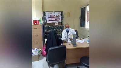 الكشف على 904 حالات مرضية بقافلة في قنا