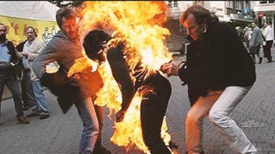 بسبب مطالب اجتماعية.. شاب تونسي يشعل النار في جسده بشارع الحبيب بورقيبة | فيديو