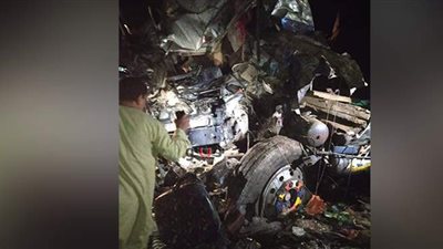 مصرع شخص وإصابة 3 آخرين في تصادم سيارتي نقل ثقيل بقنا