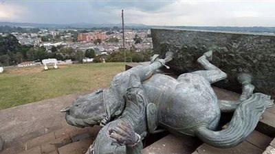 عدوى إسقاط التماثيل تصل إلى كولومبيا