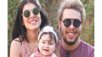 أحمد حسن وزوجته يغادران قسم شرطة البساتين بعد سداد الكفالة