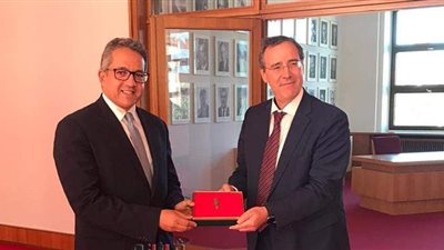 ألمانيا تسلم وزير السياحة والآثار  5 قطع أثرية صغيرة لإعادتها إلى مصر