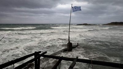 عاصفة نادرة تضرب غرب اليونان وتتسبب في غرق الشوارع وانقطاع الكهرباء عن مئات المنازل