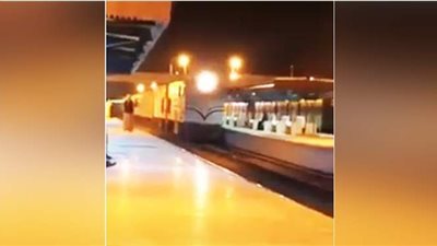 أثناء دخوله محطة أسوان.. قطار يحتفل بفوز تماسيح النيل على الزمالك | فيديو