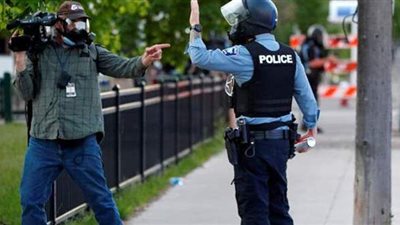 الشرطة الأمريكية تعتقل محتجين على مزاعم عن استئصال الرحم للمهاجرات | فيديو