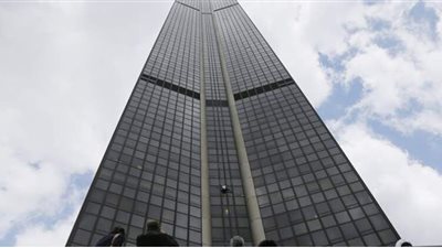 القبض على شخص أثناء تسلقه أعلى ناطحة سحاب في باريس |فيديو