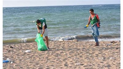 حملة لتنظيف شاطئ الأنفوشي من البلاستيك | صور