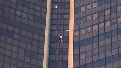 رجل يتسلق ناطحة سحاب في باريس بدون معدات | فيديو