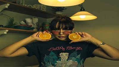 بالبرتقال.. ساندى تخضع لجلسة تصوير جديدة