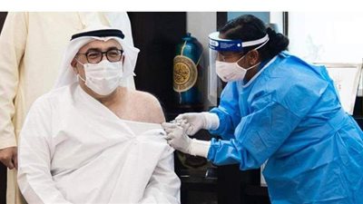 وزير الصحة الإماراتي يتلقى الجرعة الأولى من لقاح كورونا