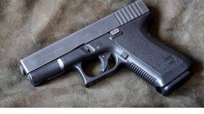 إعفاء الحارس الشخصي لوزير خارجية بريطانيا بعد تركه لمسدسه على متن طائرة