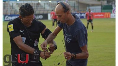 تعطل سماعات الحكام يتسبب في تأخير مباراة طنطا واف سي مصر خمس دقائق | صور