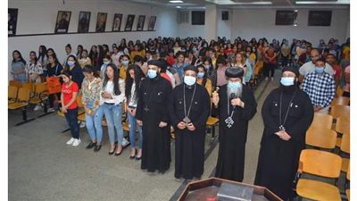 أسقف المنيا يكرم خريجي الدبلومات ويبحث إمكانية إطلاق مشروعات
