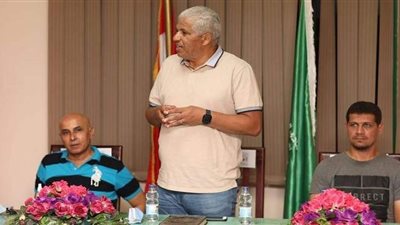 ميمي عبدالرازق يجتمع  بالأجهزة الفنية لقطاع الناشئين بالمصري | صور