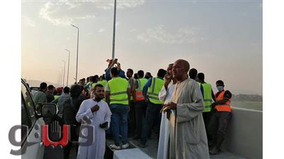 أهالي قوص يلتقطون السيلفي أعلى محور الشهيد باسم فكري بحضور وزير النقل.. صور