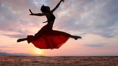 تفسير حلم الرقص في المنام وعلاقته بالفضائح والخسارة المادية والأمراض