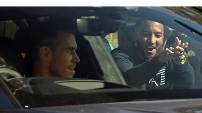 جماهير توتنهام تحتفي بجاريث بيل لحظة وصوله مقر النادي| فيديو وصور