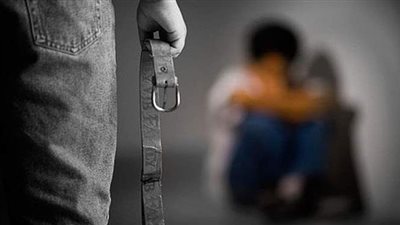 الأمن يكشف تفاصيل فيديو تعذيب مدمن لأطفاله في الجيزة