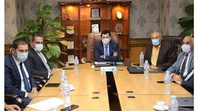 وزير الرياضة وحسن مصطفى يجتمعان باللجنة المنظمة لبطولة العالم لليد