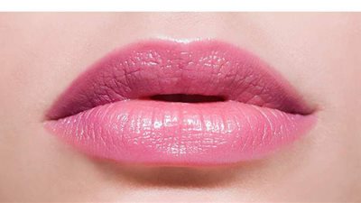 بدون عمليات تجميل.. وصفات طبيعية لتكبير الشفاه