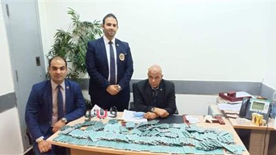 إحباط محاولة تهريب 5 آلاف قرص مخدر بحوزة راكب في مطار القاهرة | صور