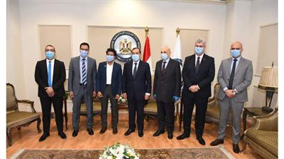 وزير البترول يكرم طالبا من أوائل الثانوية العامة