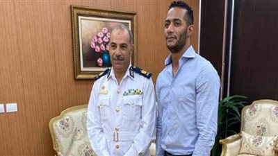 محمد رمضان برفقة أحد قيادات المرور : مصر بتتقدم وهتتقدم بالحكومة و الشعب