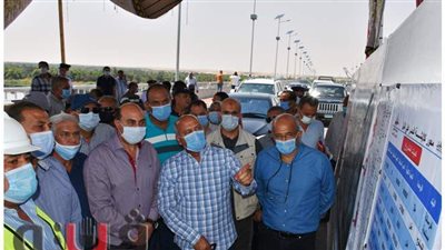 وزير النقل ومحافظ أسوان يتفقدان المشروعات التنموية