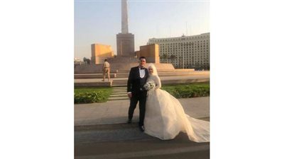 عروسان يحتفلان  بزفافهما فى ميدان التحرير | فيديو