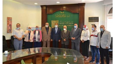 نائب رئيس جامعة الإسكندرية يكرم أعضاء القافلة الطبية